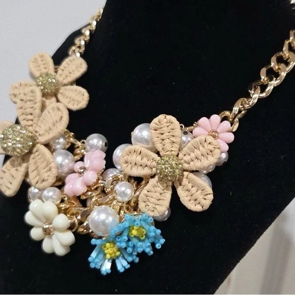 New BETSEY JOHNSON Gold Plated Flower Bib Necklace - Picture 6 of 9